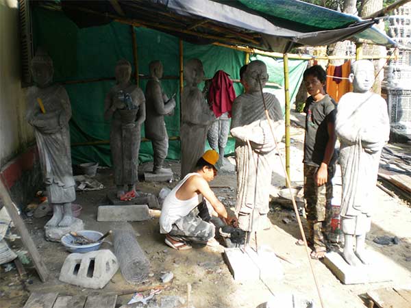 statue builders at wat kraom