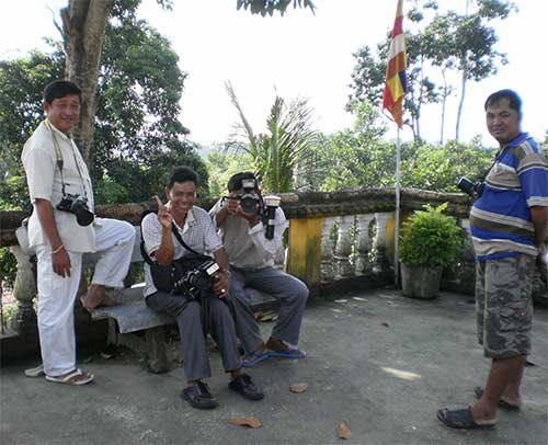 photographers at wat kramom in sihanoukville