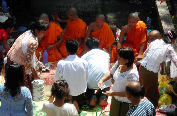 Wat Kraom.  Pchum Ben 2007.  Buddhist Temple in SihanoukVille, Cambodia.