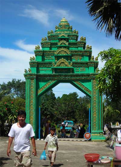 main entrance to wat kraom