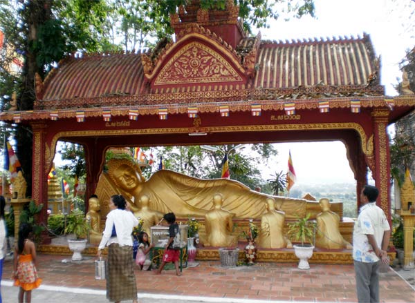 Wat Kraom.  Khmer New Year 2009.  Buddhist Temple in SihanoukVille, Cambodia.