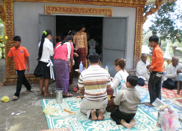 Wat Kraom.  Khmer New Year 2009.  Buddhist Temple in SihanoukVille, Cambodia.