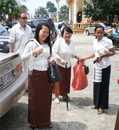 Wat Kraom.  Khmer New Year 2009.  Buddhist Temple in SihanoukVille, Cambodia.